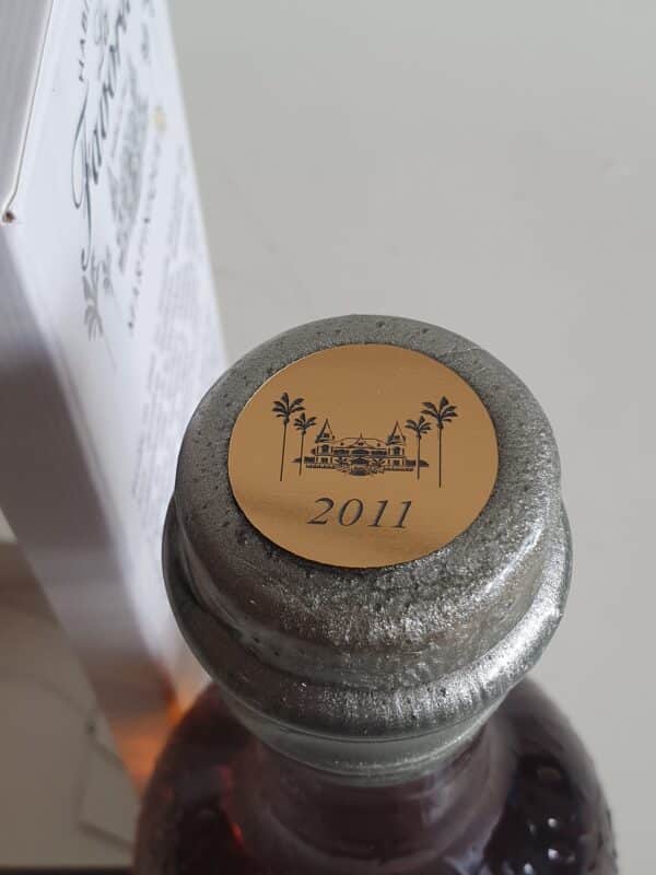 RHUM VIEUX LA FAVORITE 70 CL 49.7° MILLESIME 2011 – Image 3