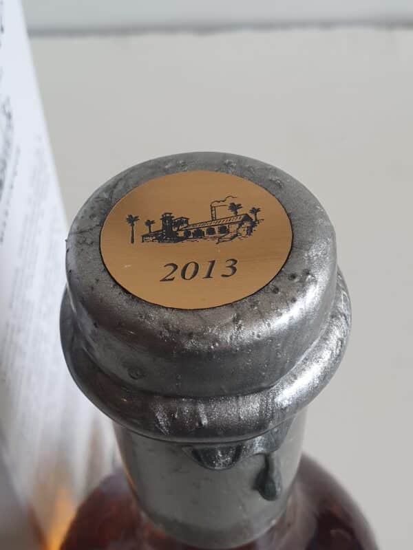 RHUM VIEUX LA FAVORITE 70 CL 48.5° MILLESIME 2013 – Image 2