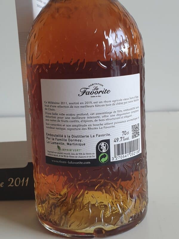 RHUM VIEUX LA FAVORITE 70 CL 49.7° MILLESIME 2011 – Image 2
