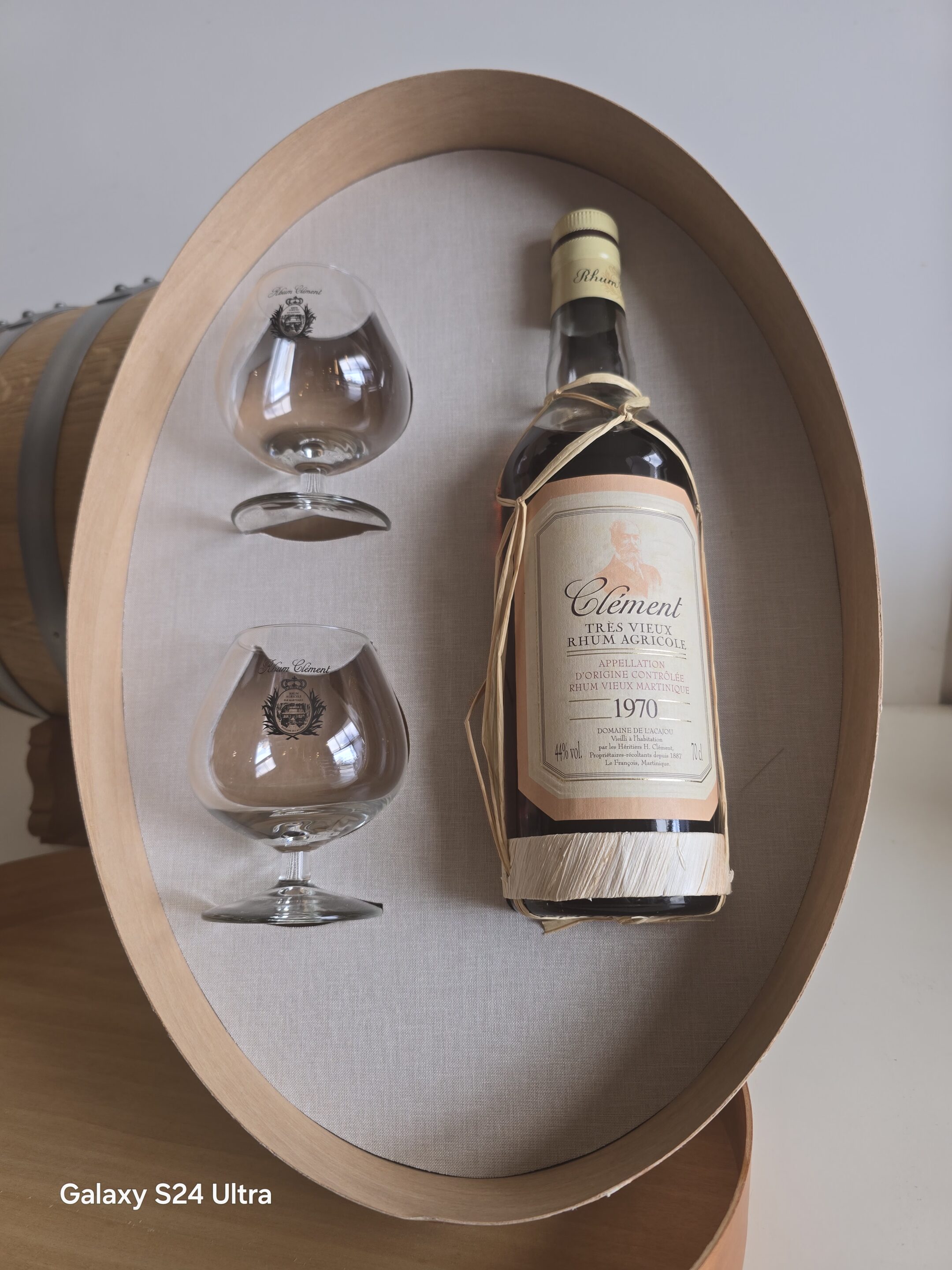 COFFRET CLEMENT RHUM VIEUX 1970 70 CL 44° ET SES 2 VERRES SERIGRAPHIE – Image 2